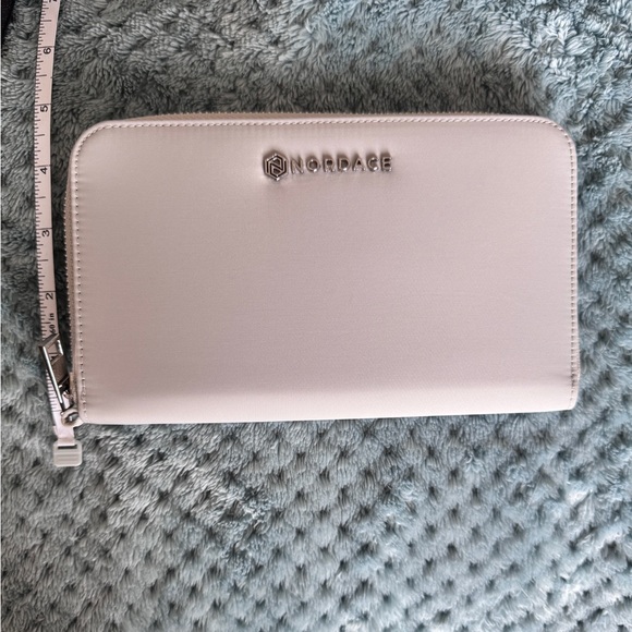 Stylish & Functional Travel Wallet / Wristlet - Picture 4 of 10